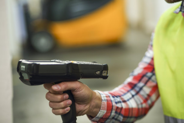 条形码阅读器的行动特写图片下载