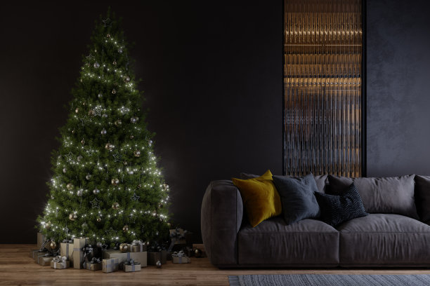 客厅室内在晚上有沙发，圣诞树，灯，装饰品和礼品盒图片下载