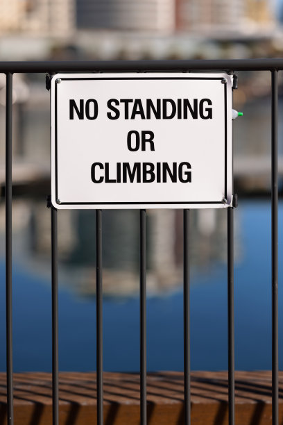 码头围栏上没有站立或攀爬标志图片下载