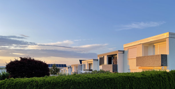 日落时的一排联排别墅图片下载