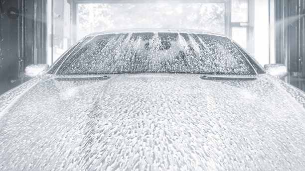 洗车时车盖上有泡沫图片下载