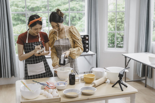 两位亚洲女视频博主或博主直播混料烹饪在线烘焙，小食品或烘焙业务内容在线概念图片下载