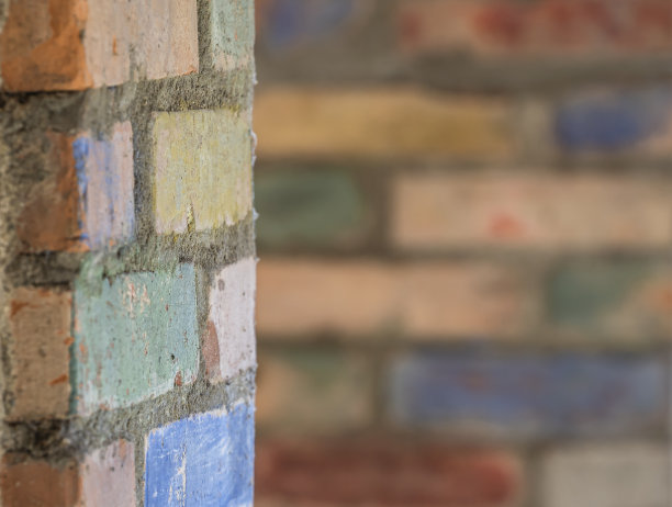 由不同颜色的砖砌成的彩色墙图片下载