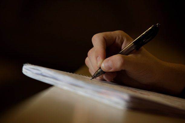 手、记事本和笔的特写图片下载