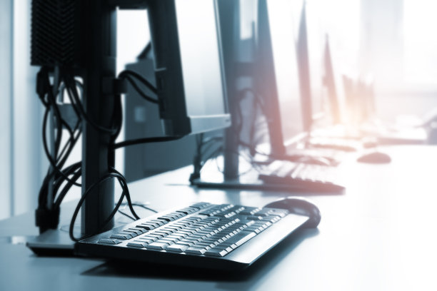 电脑和显示器排成一行图片下载