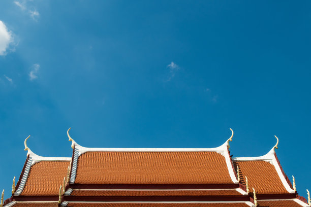 泰国寺庙屋顶与蓝天图片下载