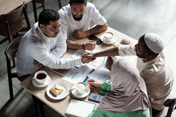 两位自信的商务男士在达成商业交易后握手图片下载