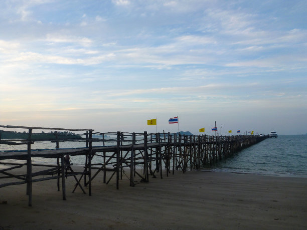 泰国曼谷附近的Koh Tao沙滩上的大海和码头图片下载