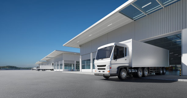 货运卡车停在仓库里图片下载