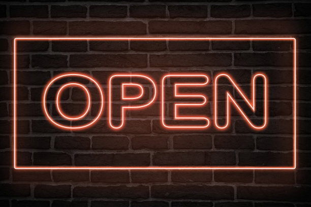 开放的霓虹灯。红色的光芒。霓虹灯文本。由霓虹灯照亮的砖墙。墙上的夜光。时髦的设计。浅色的横幅，明亮的广告图片下载