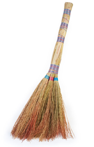 高粱扫帚站在白色的背景上，特写图片下载