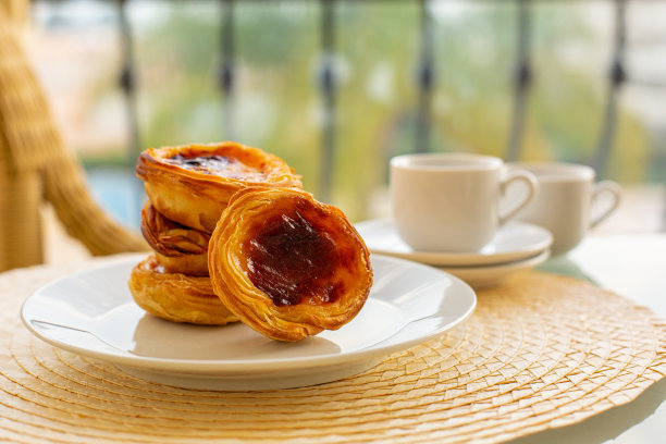 淡粉和咖啡。葡萄牙蛋挞糕点。图片下载