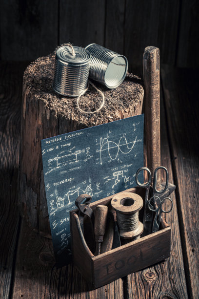 用罐头和串做成的模拟电话作为通信概念。图片下载