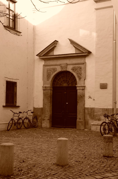 在欧洲的一个中世纪城市里，自行车停在一所房子附近。图片下载