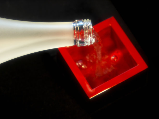 从清酒瓶中倒入涂有朱砂漆的方形木杯或清酒玛瑙图片下载