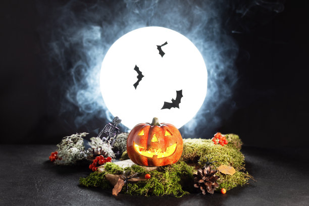 万圣节南瓜灯在幽灵之夜的月光下闪闪发光。万圣节贺卡。图片下载