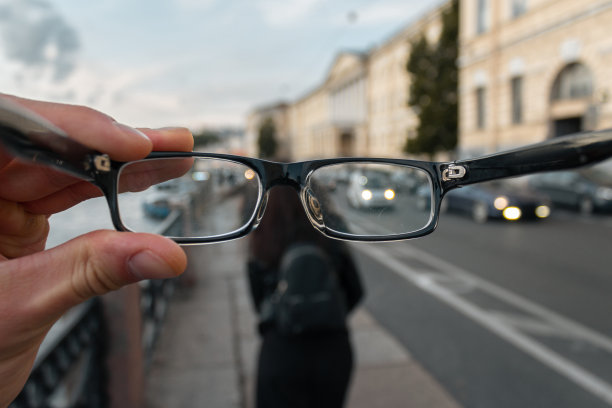 透过眼镜拍照。近视和散光眼镜图片下载