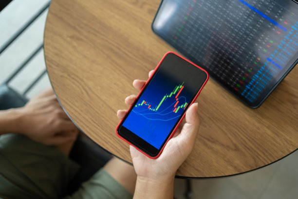 男子手持电话，看烛台图表适合股票市场，外汇或密码交易，金融投资图表，金融经济趋势，交易股票概念图片下载