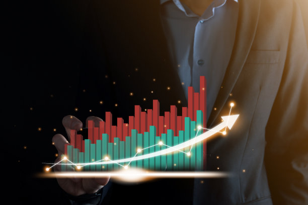 商人持有和显示一个增长的虚拟全息统计，图形和图表与箭头在黑暗的背景。股票市场。业务增长，规划和战略概念。图片下载