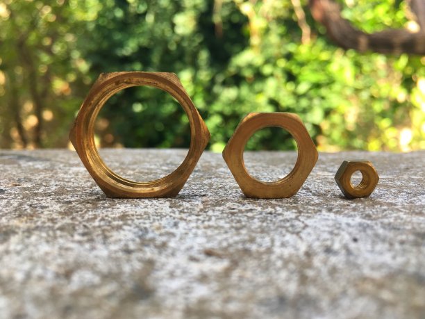 花园里的栅栏上有三个铜机械螺丝图片下载