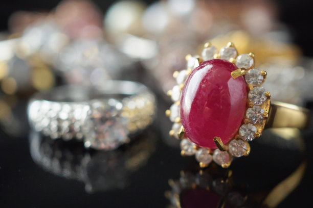 大的红宝石戒指与珠宝背景图片下载