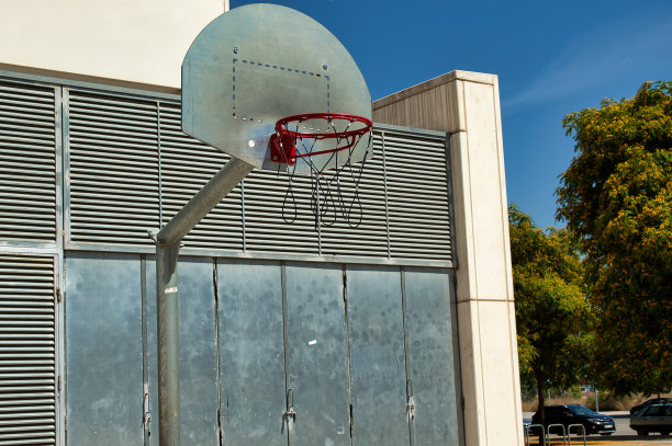 街场的金属篮筐图片下载