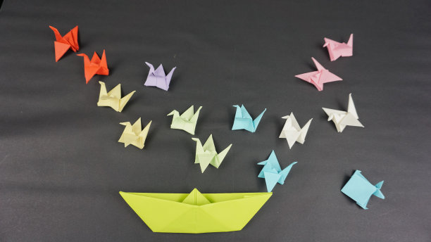 剪纸鸟，船和鱼风格的纸折纸手工世界在黑暗的背景图片下载