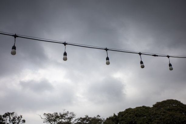 灯泡多云天空背景图片下载