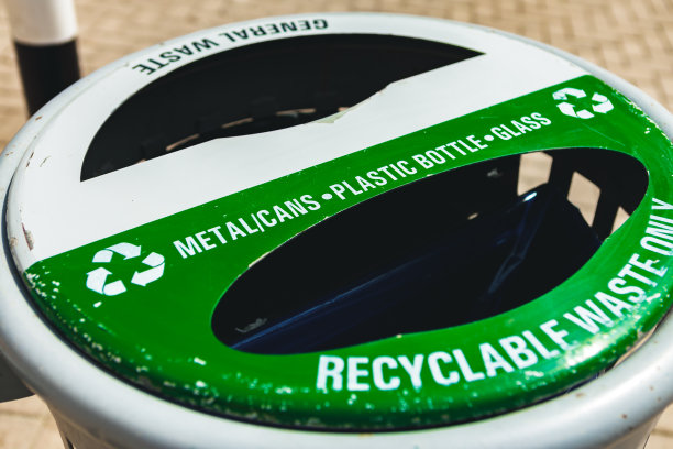 带有普通垃圾和可回收垃圾隔间的户外公共垃圾箱图片下载