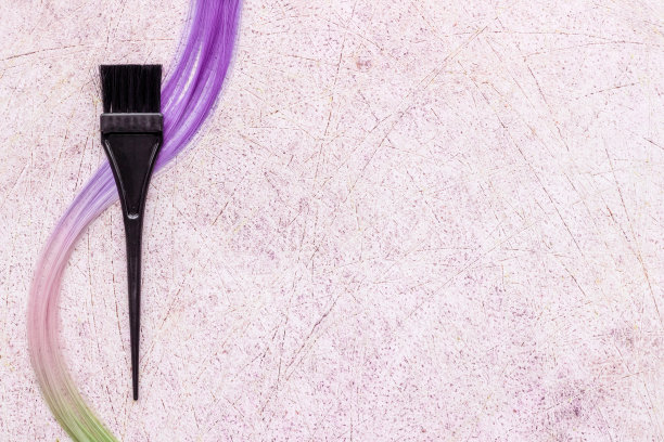 染发用的美发师工具-刷子和头发图片下载