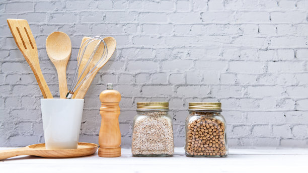 厨房工具和厨房用具用具对象与配料和混合坚果在厨房架子木白色图片下载