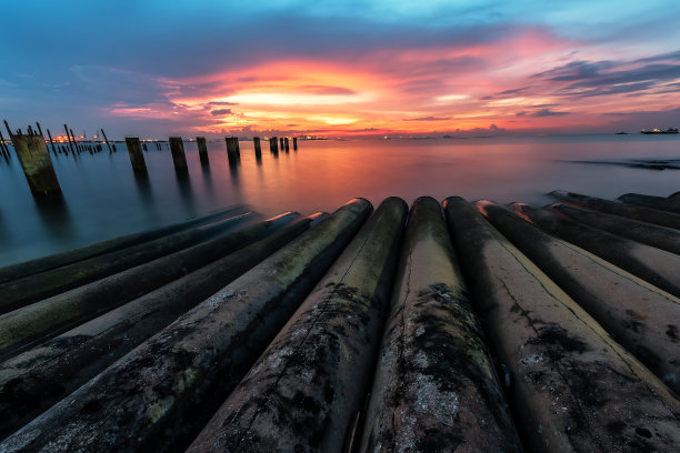 从海中围栏上废弃混凝土杆的真实倾斜移位视图
废弃的建筑杆上美丽的日出图片下载
