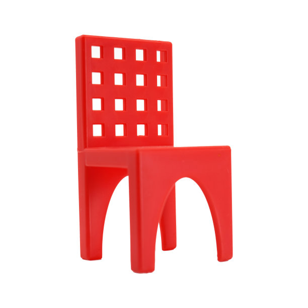 红色塑料椅子被隔离在白色背景中。图片下载