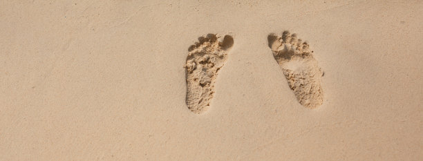 自然纹理和背景。28、沙滩上黄色的沙滩上，留下脚印图片下载