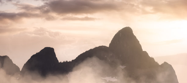 从飞机上鸟瞰标志性的山，狮子峰图片下载