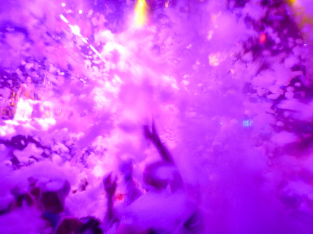 在西班牙的俱乐部岛伊比沙岛，一个著名的充满泡泡的espuma派对图片下载