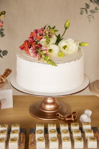 婚礼的设置。蛋糕桌上摆满了糖果、装饰品和鲜花图片下载