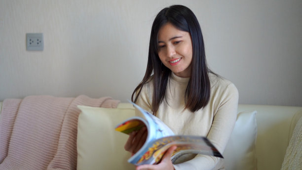 亚洲女人在家看书放松图片下载