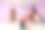 女孩舞蹈教练向另一个女孩展示数字的元素。舞蹈培训图片下载