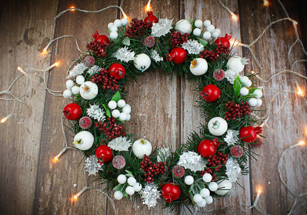 如何制作圣诞花环的说明。为新年和圣诞节做准备的概念。亲手制作圣诞花环。一步一步。第九步。准备好了花环。图片下载