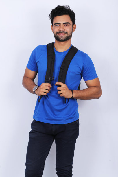 印度年轻男子，背着白色背景的背包图片下载