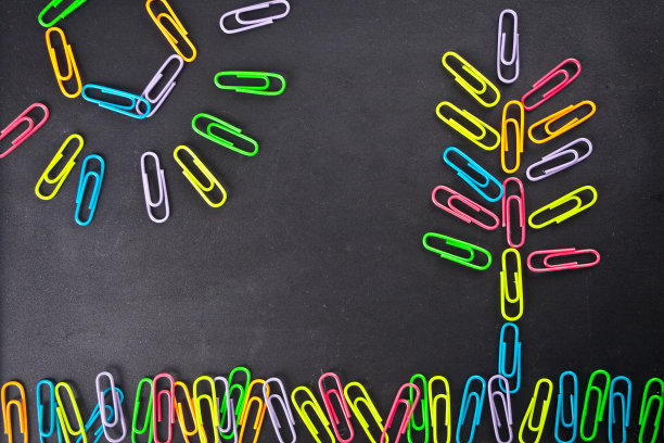 彩色的回形针在黑板的背景上，以太阳和树的形式。学校及教育理念图片下载