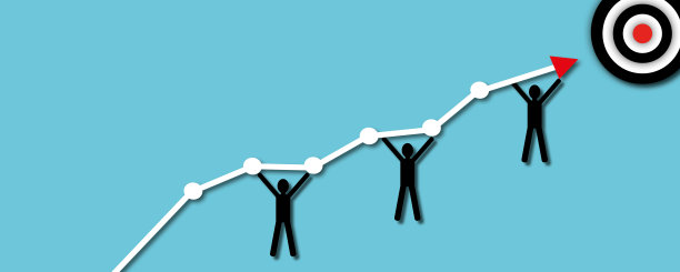 一群人在蓝色背景的目标中心举起箭头，象征着有效的团队合作。图片下载