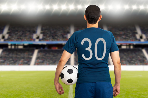 足球运动员准备上场了图片下载