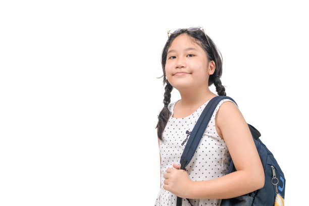 可爱的亚洲女学生微笑着背着书包，回到学校图片下载