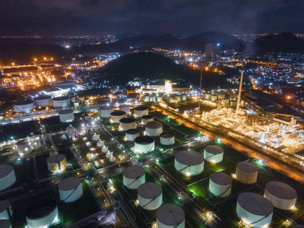 航拍角度无人机拍摄化工储罐和炼油厂在工业，环境污染的概念图片下载