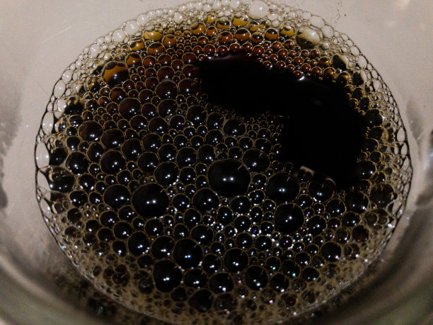 一杯咖啡。咖啡因的形象。咖啡俯视图图片下载