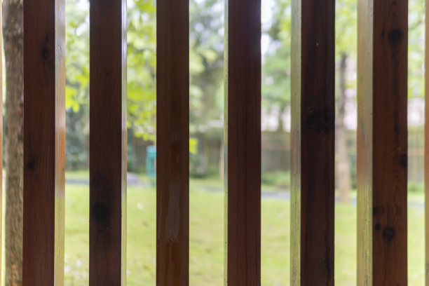 中国传统园林中的木栅栏图片下载