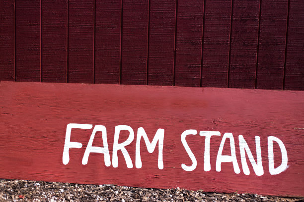 乡村手写的“农场摊位”标志图片下载