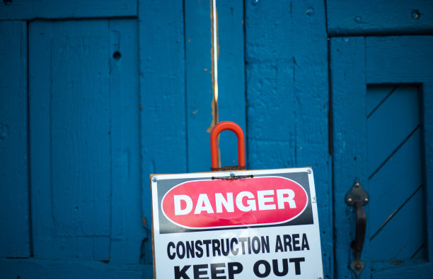 蓝色门上有危险禁止入内标志，复印区图片下载